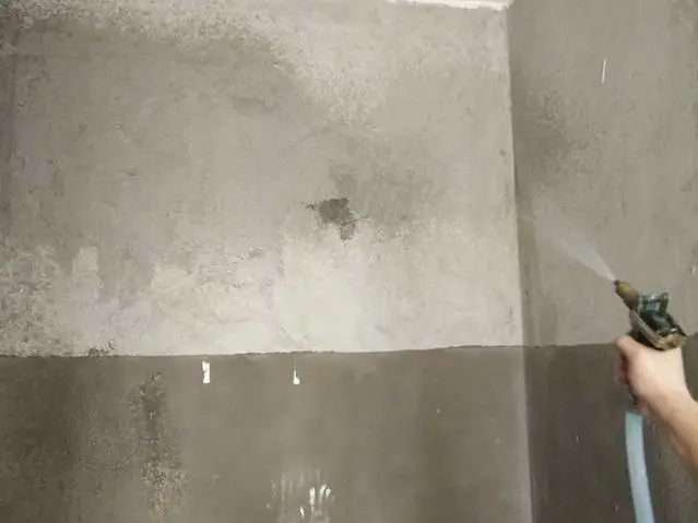 貼磚墻上不灑水，瓷磚掉了別后悔！