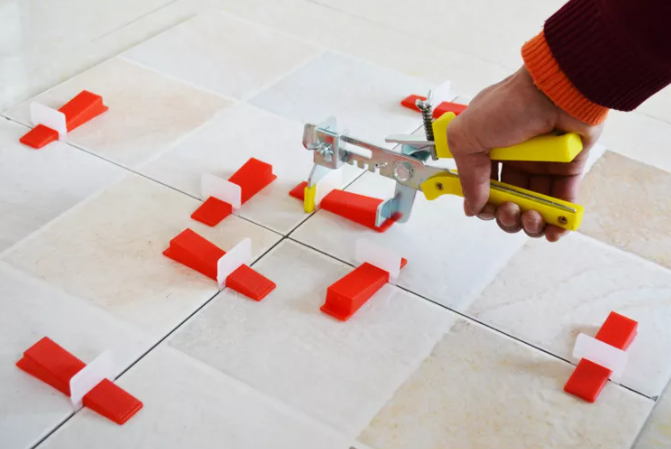 用了瓷磚找平器，瓷磚還空鼓？