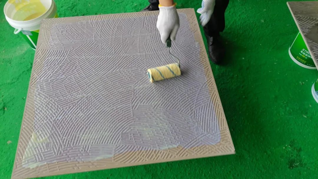 粵固大講堂 | 水性瓷磚背膠應該厚涂還是薄涂？